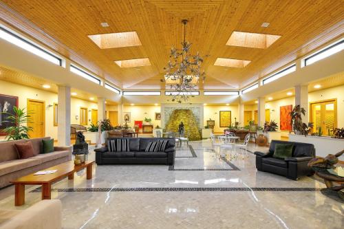 a large living room with couches and a chandelier at Casa da Alzira in Anadia