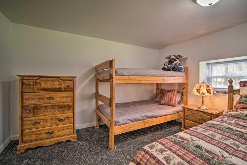 Katil dua tingkat atau katil-katil dua tingkat dalam bilik di Rustic and Modern Russell Cabin with Grill and Deck