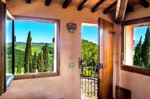 a room with a window and a view of trees at Agriturismo Pieve Sprenna in Buonconvento