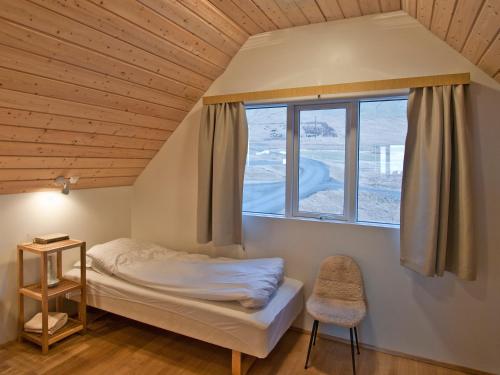 Un pat sau paturi într-o cameră la Skyrhusid HI Hostel