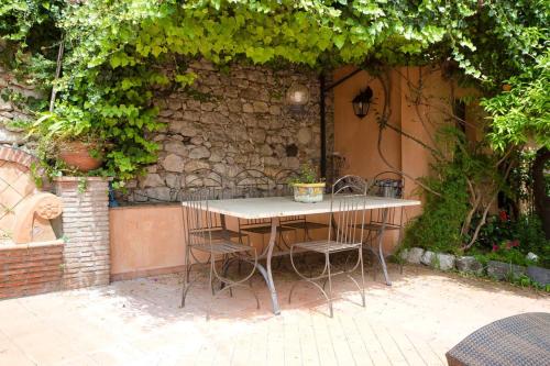 3 bedrooms house with city view furnished terrace and wifi at Taormina 4 km away from the beach