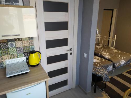 Pokój z sypialnią z łóżkiem i drzwiami w obiekcie Апартаменти Світлий Ранок та Затишний Вечір w mieście Rivne