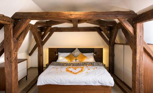 uma cama num quarto com vigas de madeira em Residence Hluboká em Hluboká nad Vltavou