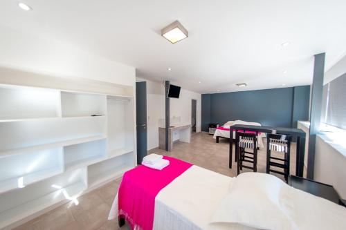 ein Schlafzimmer mit Bett und ein Esszimmer mit Tisch in der Unterkunft Departamento Centro Jujuy 5 in San Salvador de Jujuy