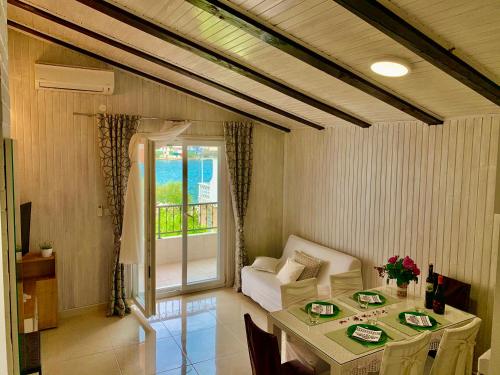Postel nebo postele na pokoji v ubytování Grebastica beachfront apartment