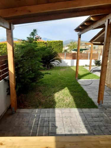 Un jardín fuera de T&A Apartment,near the sea.