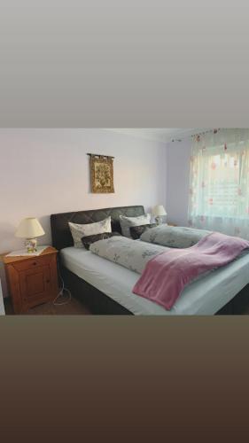 1 dormitorio con 2 camas y 1 mesa con 2 lámparas en Stadtvilla Lingen, en Lingen