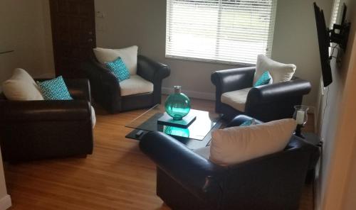 a living room with three couches and a table at FAMILY Guayabita's House in Miami