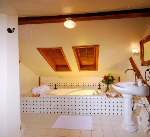 Ein Badezimmer in der Unterkunft Brockamour Manor Bed and Breakfast