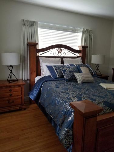a bedroom with a bed and two lamps and a window at FAMILY Guayabita's House in Miami