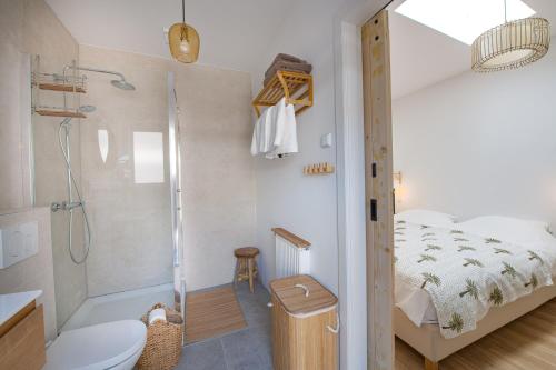 Sea Cottage Zandvoort في زاندفورت: حمام مع سرير ودش ومرحاض