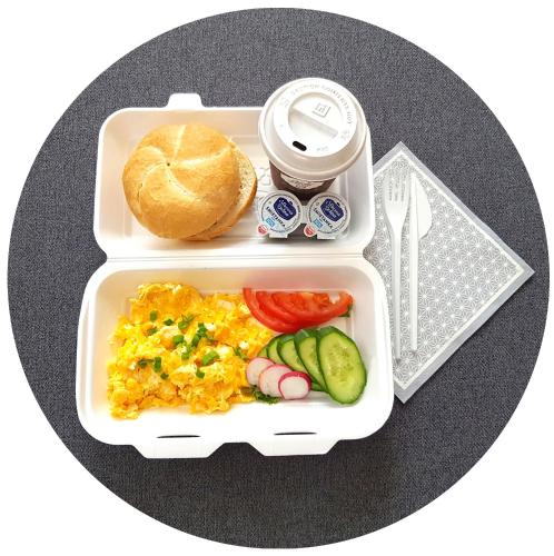 ルブリンにあるHotel Willowaのテーブルの上に食べ物とサンドイッチが入ったお弁当箱