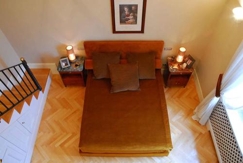 an overhead view of a living room with a couch and tables at Casa Rubinacci in Naples