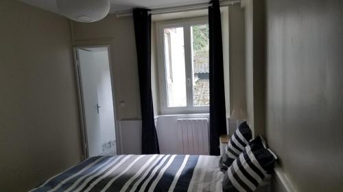 Ένα ή περισσότερα κρεβάτια σε δωμάτιο στο Appart'hotel de la Mairie