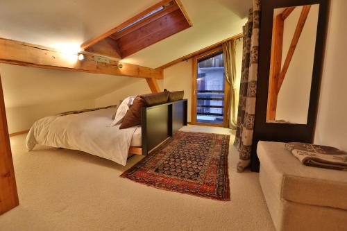 a bedroom with a bed and a window at Chalet Mavambo in Le Châble