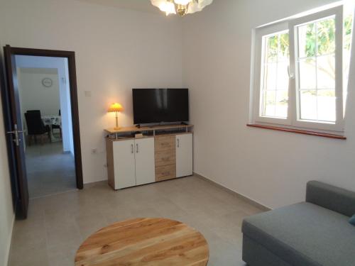 TV a/nebo společenská místnost v ubytování Apartments Marina