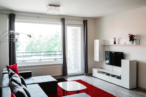 ein Wohnzimmer mit einem Sofa und einem großen Fenster in der Unterkunft AH Radnica in Košice