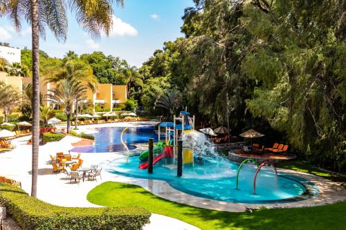 - une piscine dans un complexe avec un parc aquatique dans l'établissement Hotel Rancho San Diego Grand Spa Resort, à Ixtapan de la Sal