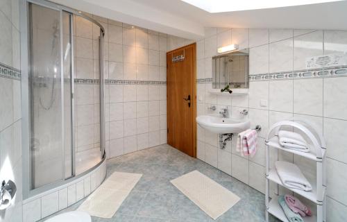 Bilik mandi di Gasthof-Pension-Kraus