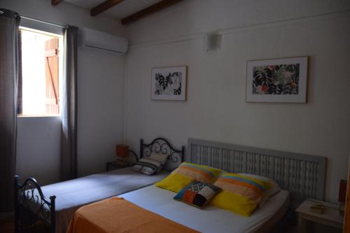 Giường trong phòng chung tại Maison créole, côté plage Bel emplacement