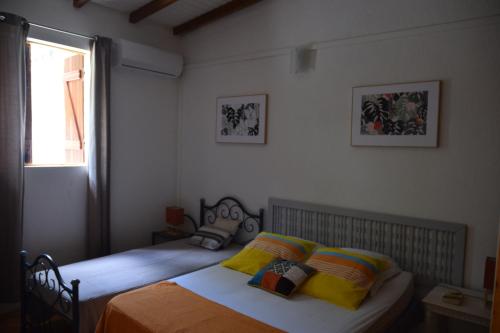 Кровать или кровати в номере Maison créole, côté plage Bel emplacement