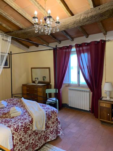 ein Schlafzimmer mit einem Bett, einer Kommode und einem Fenster in der Unterkunft Casa Emma Fiattone in Garfagnana in Fiattone