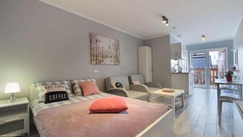1 dormitorio con 1 cama y sala de estar en U Dorotki - Apartamenty i Pokoje, en Sandomierz