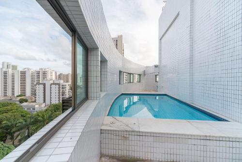 uma piscina ao lado de um edifício em Ótimo Flat Bairro da Jaqueira Recife até 3 pessoas O Bairro mais Verde da Cidade PBO902 no Recife