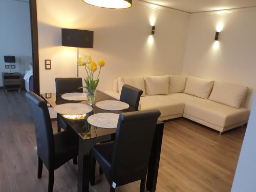 salon ze stołem i białą kanapą w obiekcie MARBEO 5 Star Luxury Suites - Siena w mieście Lipawa