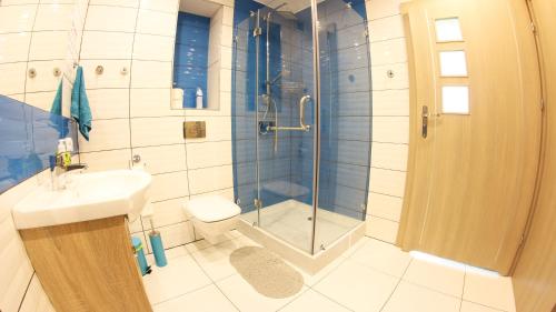 ポランチクにあるRapiszkaのバスルーム(シャワー、洗面台、トイレ付)