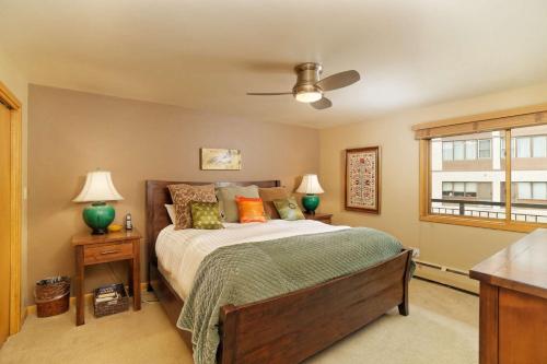 um quarto com uma cama, 2 candeeiros e uma janela em Shadowbrook 202-203 em Snowmass Village