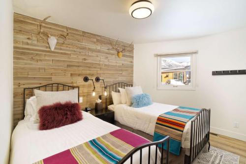 una camera con 2 letti e una parete in legno di Shadow Mountain 3 ad Aspen