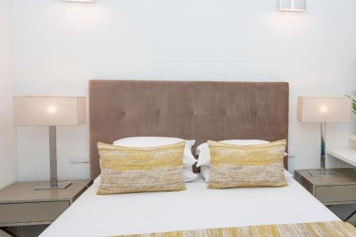 タヴィラにあるConvento das Bernardasのベッドルーム1室(大型ベッド1台、ランプ2つ付)