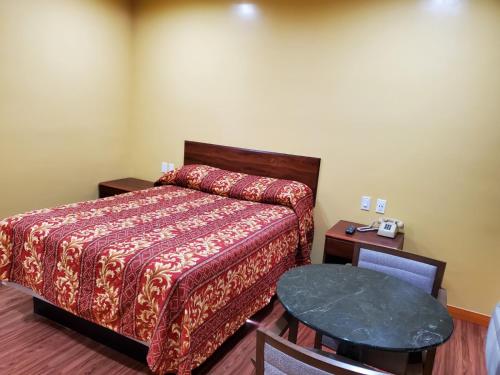 Un pat sau paturi într-o cameră la Sunrise Inn