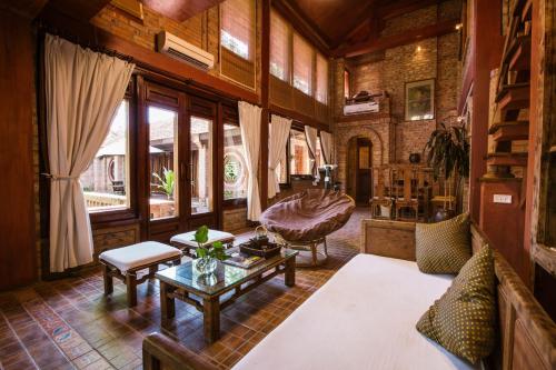 - un salon avec un canapé et une table dans l'établissement Van Chai Resort, à Sầm Sơn