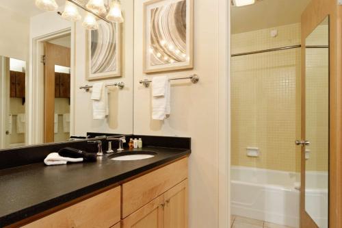 W łazience znajduje się umywalka, lustro i prysznic. w obiekcie Lichenhearth 24 w mieście Snowmass Village