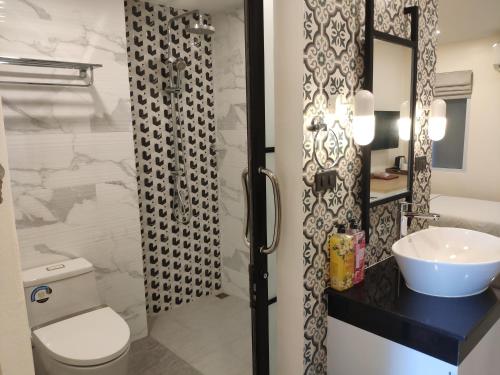 Stay Inn Nathon Samui في Nathon: حمام مع حوض ومرحاض