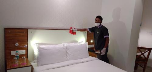 Katil atau katil-katil dalam bilik di Regenta Inn Indiranagar by Royal Orchid Hotels