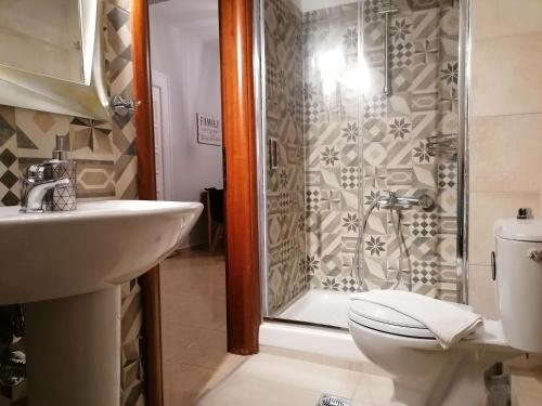 A bathroom at Green Island Residence