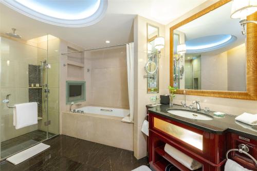 A bathroom at Yun-Zen Jinling World Trade Plaza Hotel