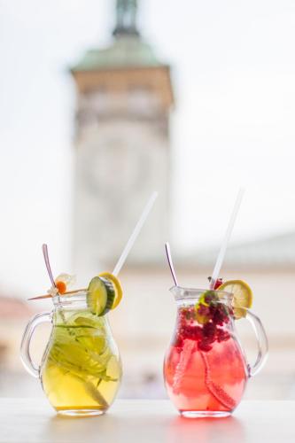two glass mason jars filled with different colored drinks at Hotel U Zlatého kohouta in Kroměříž
