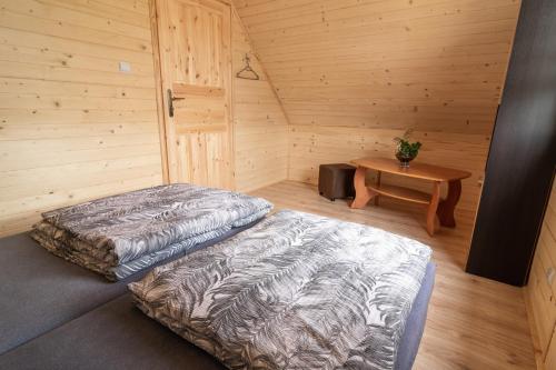 pokój z 2 łóżkami i stołem w kabinie w obiekcie Domki na Jurze w mieście Kroczyce