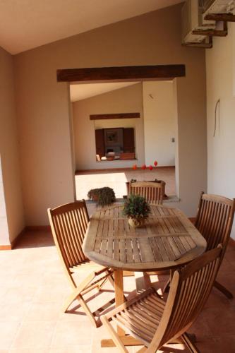 One bedroom appartement at La Ciaccia 500 m away from the beach with sea view and enclosed garden