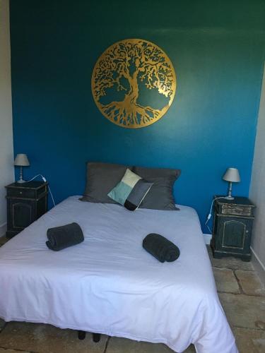 une chambre avec un lit avec deux oreillers dessus dans l'établissement Chambres au Domaine de Seraincourt, à Seraincourt