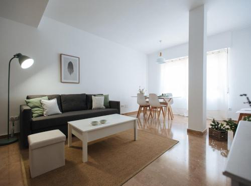 sala de estar con sofá y mesa en Bright Apartment in the Heart of Seville, en Sevilla