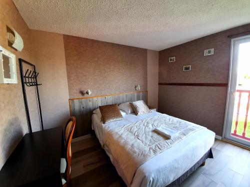 - une chambre avec un lit et une table dans l'établissement Larmor Plage Hotel, à Larmor-Plage