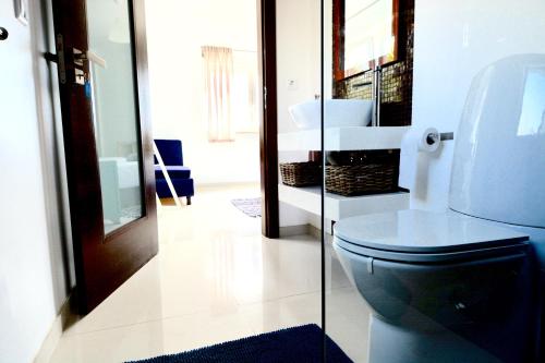 een badkamer met toilet en wastafel bij The Maverick Surfvillas in Lourinhã