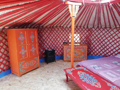 Un pat sau paturi într-o cameră la Yourte mongole véritable