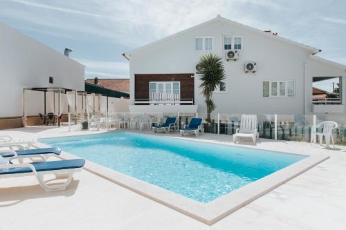 - une piscine en face d'une maison dans l'établissement Beach House Outeirinho, à Ericeira