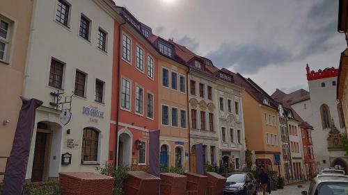 a row of buildings on a street with cars at alte Bäckerei Bautzen - 01 #Family# im Zentrum, mit Parkplatz, Top Ausgestattet in Bautzen